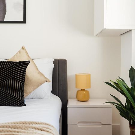 Stunning & Stylish 2 Bed Flat In West London Apartman Kültér fotó